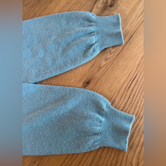 BROOKS BROTHERS 3-PLY ITALIAN CASHMERE V-NECK SWEATER, SIZE M. - Picture 6 of 8